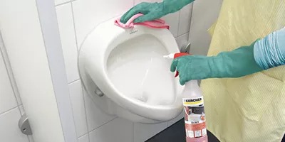 czyszczenie sanitariatów w przedszkolu z użyciem środków czyszczących Karcher