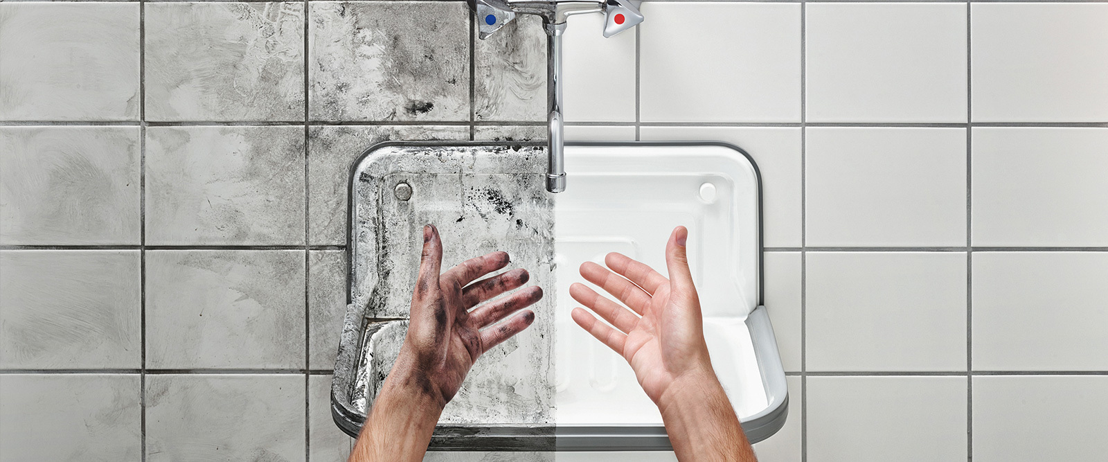 mycie rąk nad umywalką