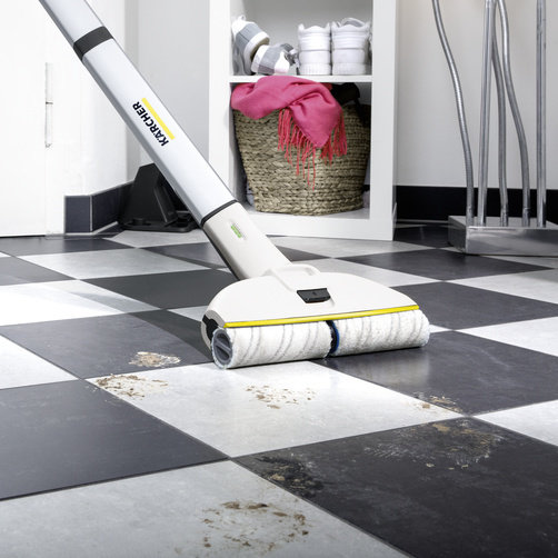 czyszczenie podłogi mopem elektrycznym ewm 2