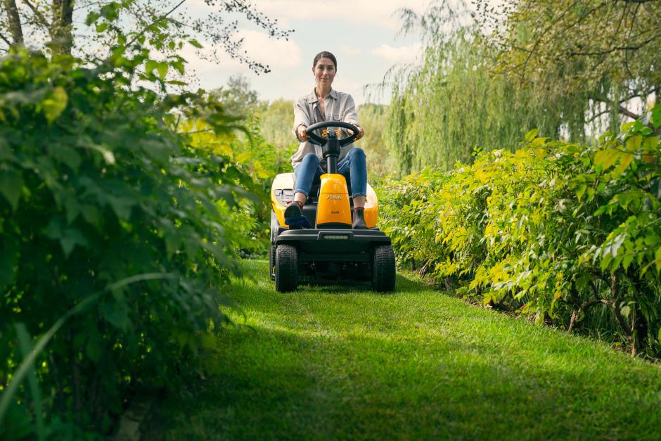 traktor w trakcie pracy w ogrodzie