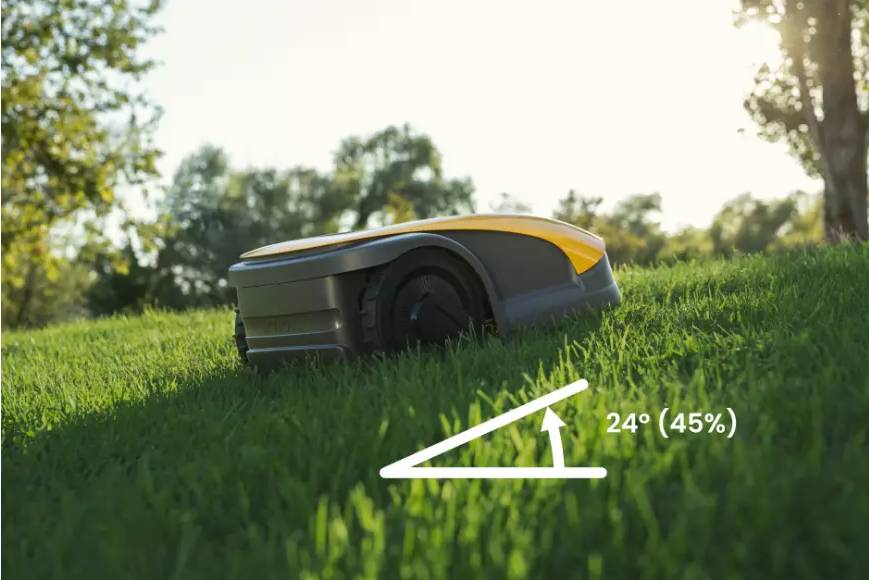 robot na nachylonym trawniku
